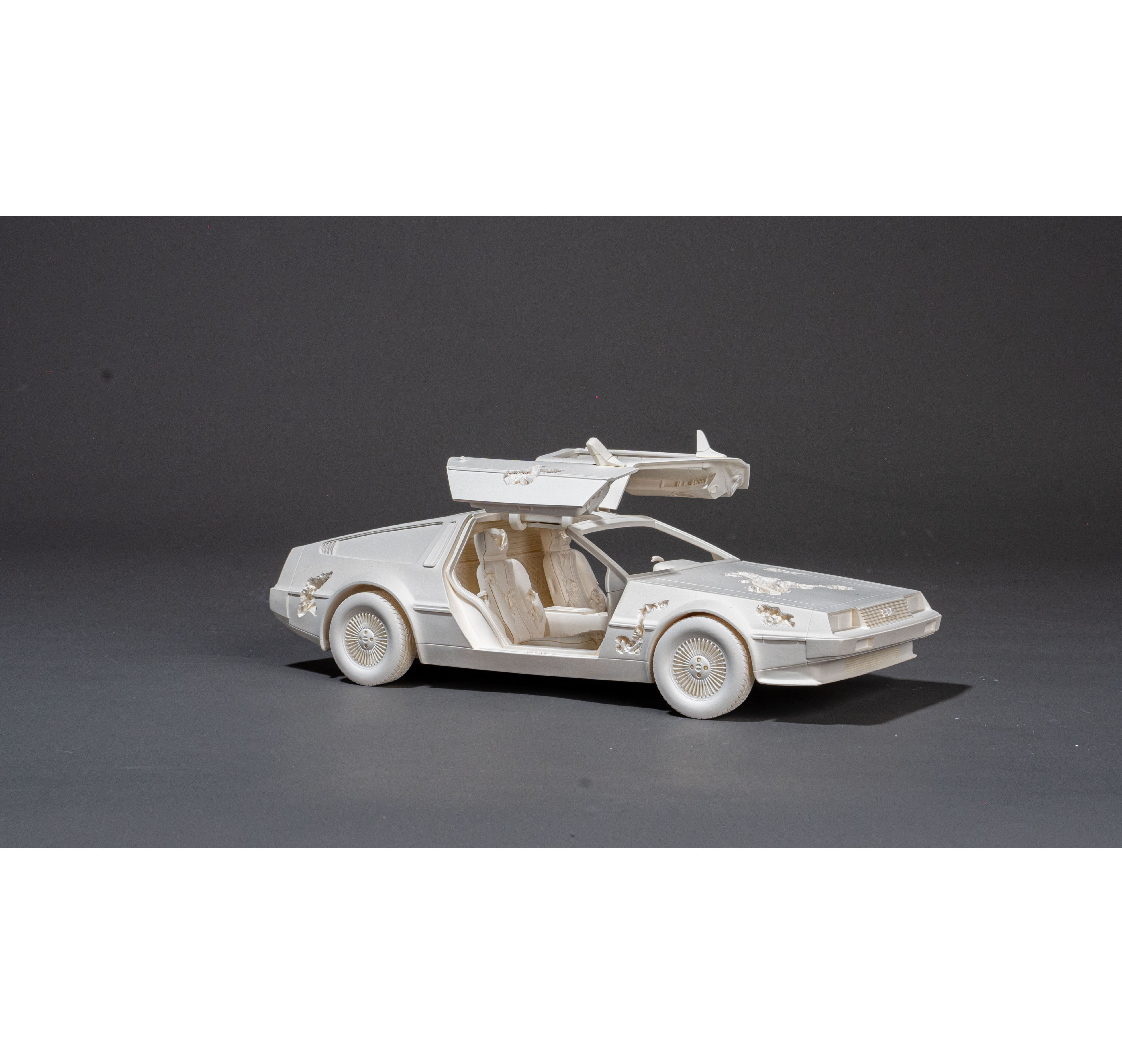 被侵蝕的DeLorean（白）